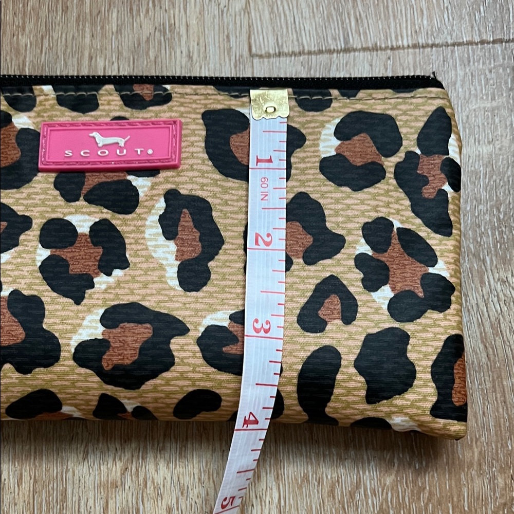 Scout ⭐️ Wild Leopard Print Wristlet Clutch - Picture 8 of 9